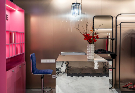 Интерьер шоурума дизайнерской одежды «Krikate»