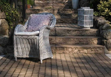 Тосканский пейзаж легко узнаваем, и его почти невозможно забыть. Ухоженные поля, виноградники до горизонта, приятное солнце и теплая палитра земли формируют визуальный код региона. Охристые, песочные и выгоревшие бежевые оттенки, фактура камня и черепицы, естественная зелень создают среду, в которой архитектура и природа существуют как единое целое. Неудивительно, что тосканская эстетика часто становится источником вдохновения для частных проектов. Для дизайнера терраса в тосканском стиле — это не буквальна