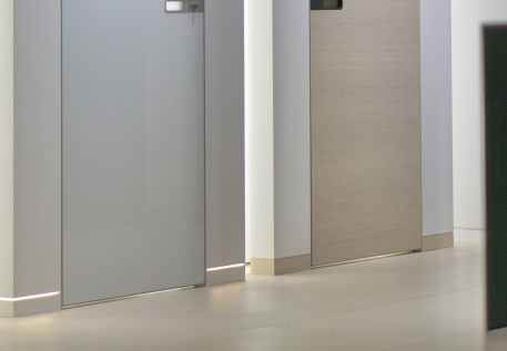 Holzberg: широкое предложение по скрытым и теневым плинтусам