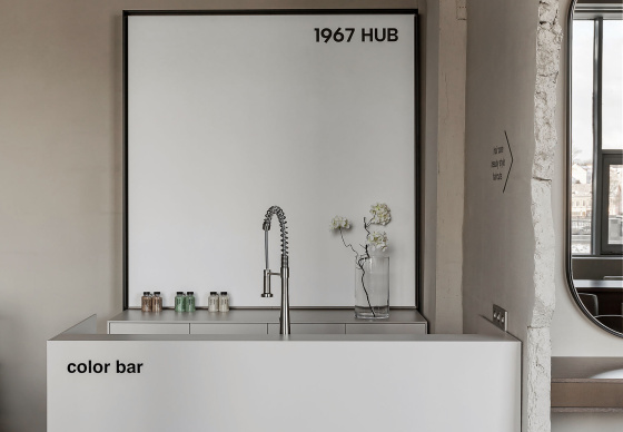 Интерьер бьюти-коворкинга «HUB 1967»