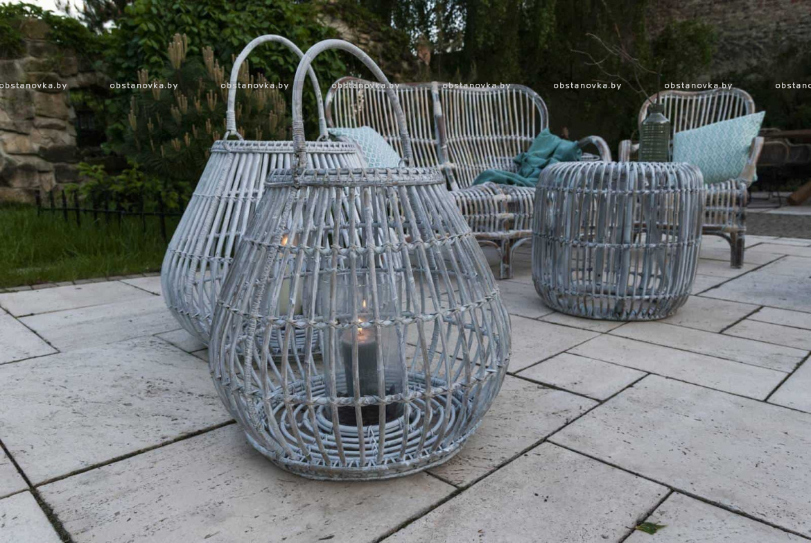 Тосканский пейзаж легко узнаваем, и его почти невозможно забыть. Ухоженные поля, виноградники до горизонта, приятное солнце и теплая палитра земли формируют визуальный код региона. Охристые, песочные и выгоревшие бежевые оттенки, фактура камня и черепицы, естественная зелень создают среду, в которой архитектура и природа существуют как единое целое. Неудивительно, что тосканская эстетика часто становится источником вдохновения для частных проектов. Для дизайнера терраса в тосканском стиле — это не буквальная стилизация, а грамотная интерпретация атмосферы: спокойной, наполненной светом и ориентированной на совместное времяпрепровождение. Хорошо спроектированная терраса становится продолжением дома и сада, пространством для общения, отдыха и приема пищи. В Тоскане именно открытые зоны традиционно выполняют роль семейного центра. Этот принцип легко адаптировать и в наших климатических условиях. Фото 2 Базовые принципы тосканской террасы • натуральные или визуально честные материалы • мебель, рассчитанная на ком Тосканский пейзаж легко узнаваем, и его почти невозможно забыть. Ухоженные поля, виноградники до горизонта, приятное солнце и теплая палитра земли формируют визуальный код региона. Охристые, песочные и выгоревшие бежевые оттенки, фактура камня и черепицы, естественная зелень создают среду, в которой архитектура и природа существуют как единое целое. Неудивительно, что тосканская эстетика часто становится источником вдохновения для частных проектов. Для дизайнера терраса в тосканском стиле — это не буквальна