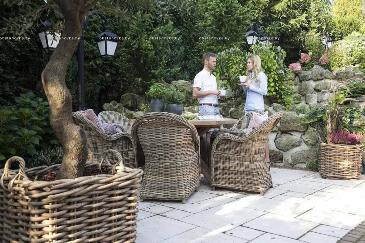 Тосканский пейзаж легко узнаваем, и его почти невозможно забыть. Ухоженные поля, виноградники до горизонта, приятное солнце и теплая палитра земли формируют визуальный код региона. Охристые, песочные и выгоревшие бежевые оттенки, фактура камня и черепицы, естественная зелень создают среду, в которой архитектура и природа существуют как единое целое. Неудивительно, что тосканская эстетика часто становится источником вдохновения для частных проектов. Для дизайнера терраса в тосканском стиле — это не буквальная стилизация, а грамотная интерпретация атмосферы: спокойной, наполненной светом и ориентированной на совместное времяпрепровождение. Хорошо спроектированная терраса становится продолжением дома и сада, пространством для общения, отдыха и приема пищи. В Тоскане именно открытые зоны традиционно выполняют роль семейного центра. Этот принцип легко адаптировать и в наших климатических условиях. Фото 2 Базовые принципы тосканской террасы • натуральные или визуально честные материалы • мебель, рассчитанная на ком Тосканский пейзаж легко узнаваем, и его почти невозможно забыть. Ухоженные поля, виноградники до горизонта, приятное солнце и теплая палитра земли формируют визуальный код региона. Охристые, песочные и выгоревшие бежевые оттенки, фактура камня и черепицы, естественная зелень создают среду, в которой архитектура и природа существуют как единое целое. Неудивительно, что тосканская эстетика часто становится источником вдохновения для частных проектов. Для дизайнера терраса в тосканском стиле — это не буквальна