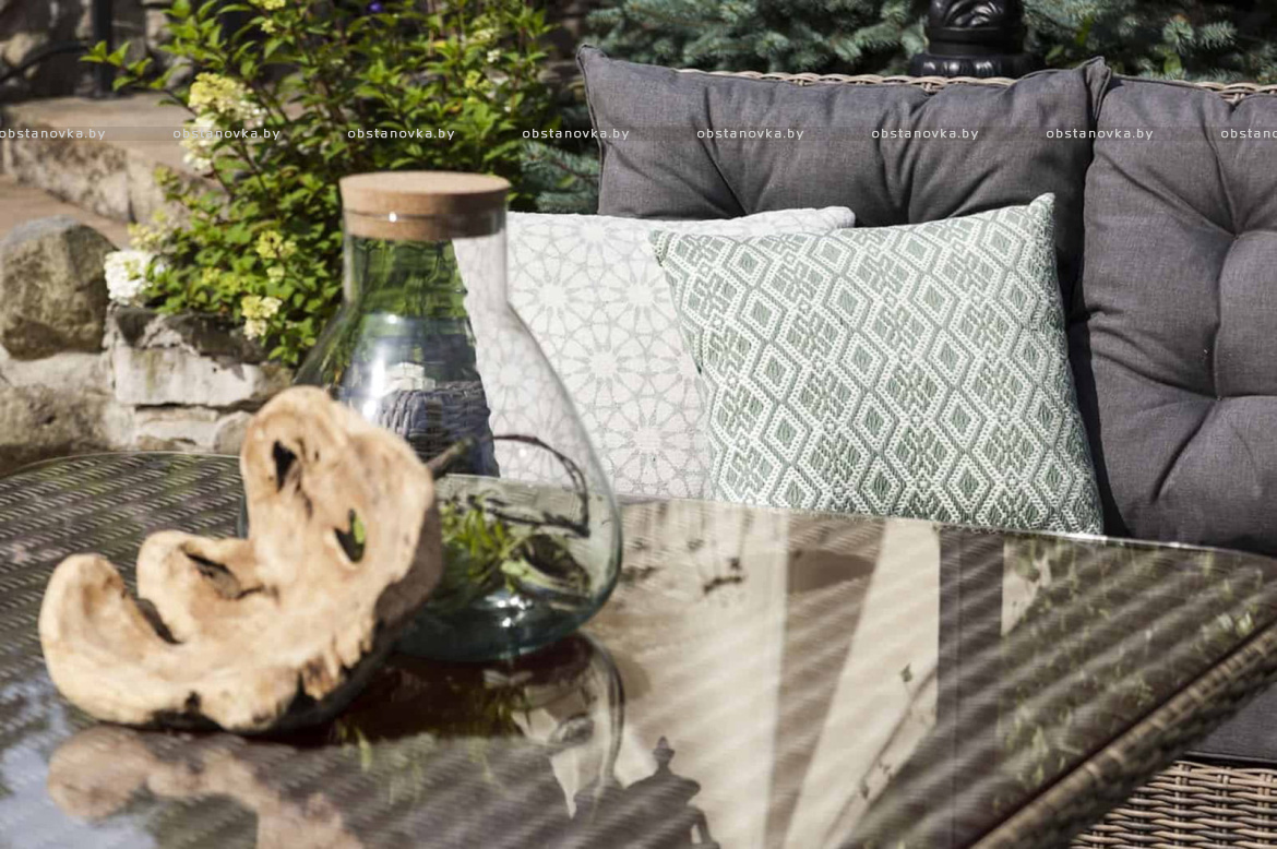 Тосканский пейзаж легко узнаваем, и его почти невозможно забыть. Ухоженные поля, виноградники до горизонта, приятное солнце и теплая палитра земли формируют визуальный код региона. Охристые, песочные и выгоревшие бежевые оттенки, фактура камня и черепицы, естественная зелень создают среду, в которой архитектура и природа существуют как единое целое. Неудивительно, что тосканская эстетика часто становится источником вдохновения для частных проектов. Для дизайнера терраса в тосканском стиле — это не буквальная стилизация, а грамотная интерпретация атмосферы: спокойной, наполненной светом и ориентированной на совместное времяпрепровождение. Хорошо спроектированная терраса становится продолжением дома и сада, пространством для общения, отдыха и приема пищи. В Тоскане именно открытые зоны традиционно выполняют роль семейного центра. Этот принцип легко адаптировать и в наших климатических условиях. Фото 2 Базовые принципы тосканской террасы • натуральные или визуально честные материалы • мебель, рассчитанная на ком Тосканский пейзаж легко узнаваем, и его почти невозможно забыть. Ухоженные поля, виноградники до горизонта, приятное солнце и теплая палитра земли формируют визуальный код региона. Охристые, песочные и выгоревшие бежевые оттенки, фактура камня и черепицы, естественная зелень создают среду, в которой архитектура и природа существуют как единое целое. Неудивительно, что тосканская эстетика часто становится источником вдохновения для частных проектов. Для дизайнера терраса в тосканском стиле — это не буквальна