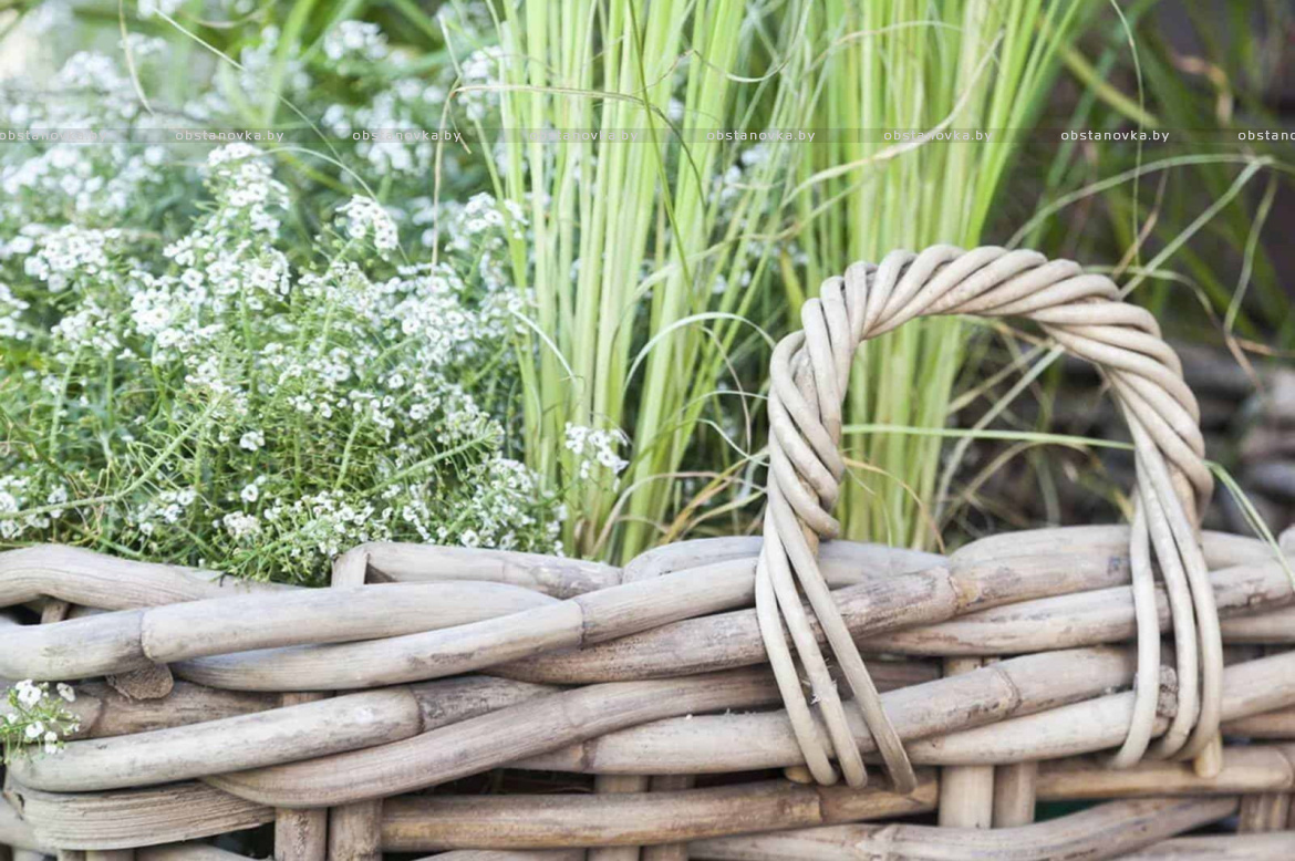 Тосканский пейзаж легко узнаваем, и его почти невозможно забыть. Ухоженные поля, виноградники до горизонта, приятное солнце и теплая палитра земли формируют визуальный код региона. Охристые, песочные и выгоревшие бежевые оттенки, фактура камня и черепицы, естественная зелень создают среду, в которой архитектура и природа существуют как единое целое. Неудивительно, что тосканская эстетика часто становится источником вдохновения для частных проектов. Для дизайнера терраса в тосканском стиле — это не буквальная стилизация, а грамотная интерпретация атмосферы: спокойной, наполненной светом и ориентированной на совместное времяпрепровождение. Хорошо спроектированная терраса становится продолжением дома и сада, пространством для общения, отдыха и приема пищи. В Тоскане именно открытые зоны традиционно выполняют роль семейного центра. Этот принцип легко адаптировать и в наших климатических условиях. Фото 2 Базовые принципы тосканской террасы • натуральные или визуально честные материалы • мебель, рассчитанная на ком Тосканский пейзаж легко узнаваем, и его почти невозможно забыть. Ухоженные поля, виноградники до горизонта, приятное солнце и теплая палитра земли формируют визуальный код региона. Охристые, песочные и выгоревшие бежевые оттенки, фактура камня и черепицы, естественная зелень создают среду, в которой архитектура и природа существуют как единое целое. Неудивительно, что тосканская эстетика часто становится источником вдохновения для частных проектов. Для дизайнера терраса в тосканском стиле — это не буквальна