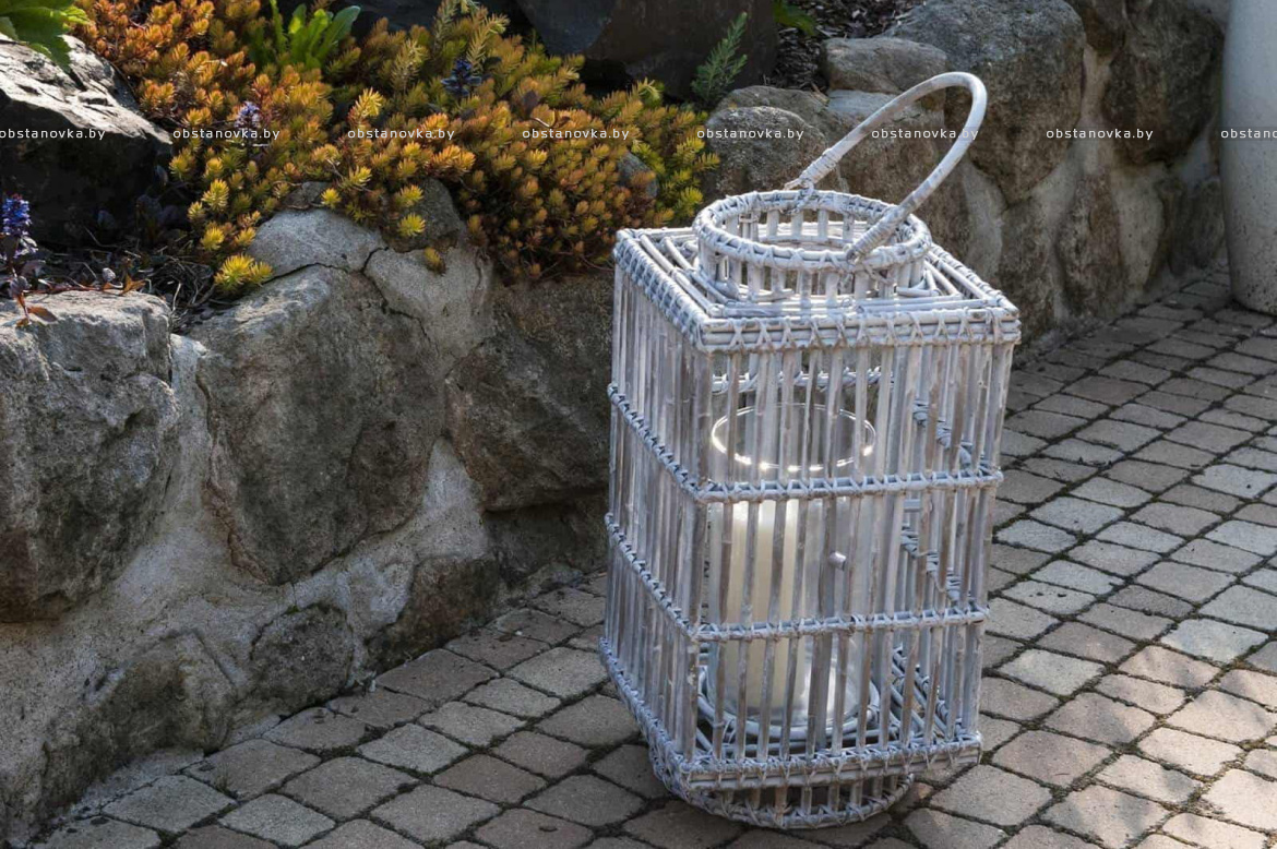 Тосканский пейзаж легко узнаваем, и его почти невозможно забыть. Ухоженные поля, виноградники до горизонта, приятное солнце и теплая палитра земли формируют визуальный код региона. Охристые, песочные и выгоревшие бежевые оттенки, фактура камня и черепицы, естественная зелень создают среду, в которой архитектура и природа существуют как единое целое. Неудивительно, что тосканская эстетика часто становится источником вдохновения для частных проектов. Для дизайнера терраса в тосканском стиле — это не буквальная стилизация, а грамотная интерпретация атмосферы: спокойной, наполненной светом и ориентированной на совместное времяпрепровождение. Хорошо спроектированная терраса становится продолжением дома и сада, пространством для общения, отдыха и приема пищи. В Тоскане именно открытые зоны традиционно выполняют роль семейного центра. Этот принцип легко адаптировать и в наших климатических условиях. Фото 2 Базовые принципы тосканской террасы • натуральные или визуально честные материалы • мебель, рассчитанная на ком Тосканский пейзаж легко узнаваем, и его почти невозможно забыть. Ухоженные поля, виноградники до горизонта, приятное солнце и теплая палитра земли формируют визуальный код региона. Охристые, песочные и выгоревшие бежевые оттенки, фактура камня и черепицы, естественная зелень создают среду, в которой архитектура и природа существуют как единое целое. Неудивительно, что тосканская эстетика часто становится источником вдохновения для частных проектов. Для дизайнера терраса в тосканском стиле — это не буквальна