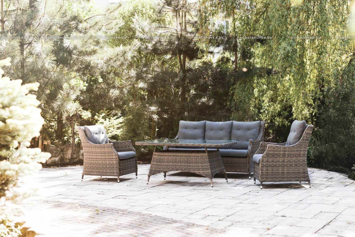 Тосканский пейзаж легко узнаваем, и его почти невозможно забыть. Ухоженные поля, виноградники до горизонта, приятное солнце и теплая палитра земли формируют визуальный код региона. Охристые, песочные и выгоревшие бежевые оттенки, фактура камня и черепицы, естественная зелень создают среду, в которой архитектура и природа существуют как единое целое. Неудивительно, что тосканская эстетика часто становится источником вдохновения для частных проектов. Для дизайнера терраса в тосканском стиле — это не буквальная стилизация, а грамотная интерпретация атмосферы: спокойной, наполненной светом и ориентированной на совместное времяпрепровождение. Хорошо спроектированная терраса становится продолжением дома и сада, пространством для общения, отдыха и приема пищи. В Тоскане именно открытые зоны традиционно выполняют роль семейного центра. Этот принцип легко адаптировать и в наших климатических условиях. Фото 2 Базовые принципы тосканской террасы • натуральные или визуально честные материалы • мебель, рассчитанная на ком Тосканский пейзаж легко узнаваем, и его почти невозможно забыть. Ухоженные поля, виноградники до горизонта, приятное солнце и теплая палитра земли формируют визуальный код региона. Охристые, песочные и выгоревшие бежевые оттенки, фактура камня и черепицы, естественная зелень создают среду, в которой архитектура и природа существуют как единое целое. Неудивительно, что тосканская эстетика часто становится источником вдохновения для частных проектов. Для дизайнера терраса в тосканском стиле — это не буквальна