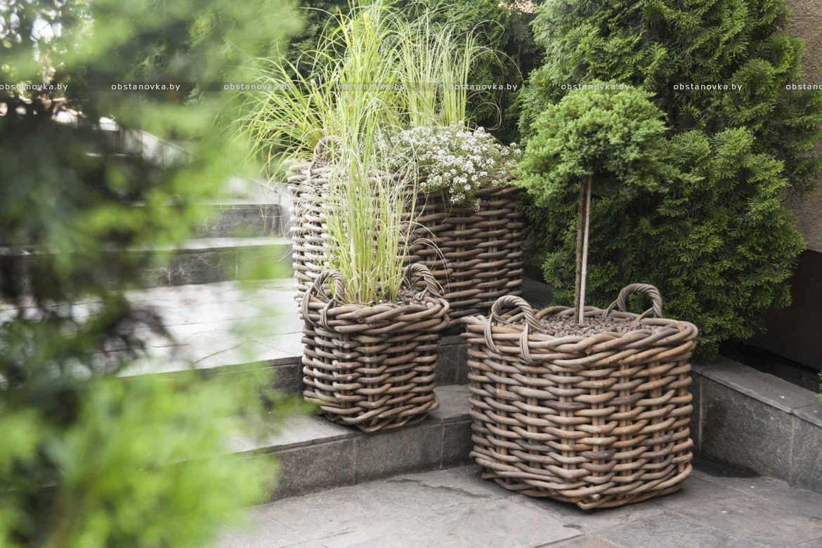 Тосканский пейзаж легко узнаваем, и его почти невозможно забыть. Ухоженные поля, виноградники до горизонта, приятное солнце и теплая палитра земли формируют визуальный код региона. Охристые, песочные и выгоревшие бежевые оттенки, фактура камня и черепицы, естественная зелень создают среду, в которой архитектура и природа существуют как единое целое. Неудивительно, что тосканская эстетика часто становится источником вдохновения для частных проектов. Для дизайнера терраса в тосканском стиле — это не буквальная стилизация, а грамотная интерпретация атмосферы: спокойной, наполненной светом и ориентированной на совместное времяпрепровождение. Хорошо спроектированная терраса становится продолжением дома и сада, пространством для общения, отдыха и приема пищи. В Тоскане именно открытые зоны традиционно выполняют роль семейного центра. Этот принцип легко адаптировать и в наших климатических условиях. Фото 2 Базовые принципы тосканской террасы • натуральные или визуально честные материалы • мебель, рассчитанная на ком Тосканский пейзаж легко узнаваем, и его почти невозможно забыть. Ухоженные поля, виноградники до горизонта, приятное солнце и теплая палитра земли формируют визуальный код региона. Охристые, песочные и выгоревшие бежевые оттенки, фактура камня и черепицы, естественная зелень создают среду, в которой архитектура и природа существуют как единое целое. Неудивительно, что тосканская эстетика часто становится источником вдохновения для частных проектов. Для дизайнера терраса в тосканском стиле — это не буквальна