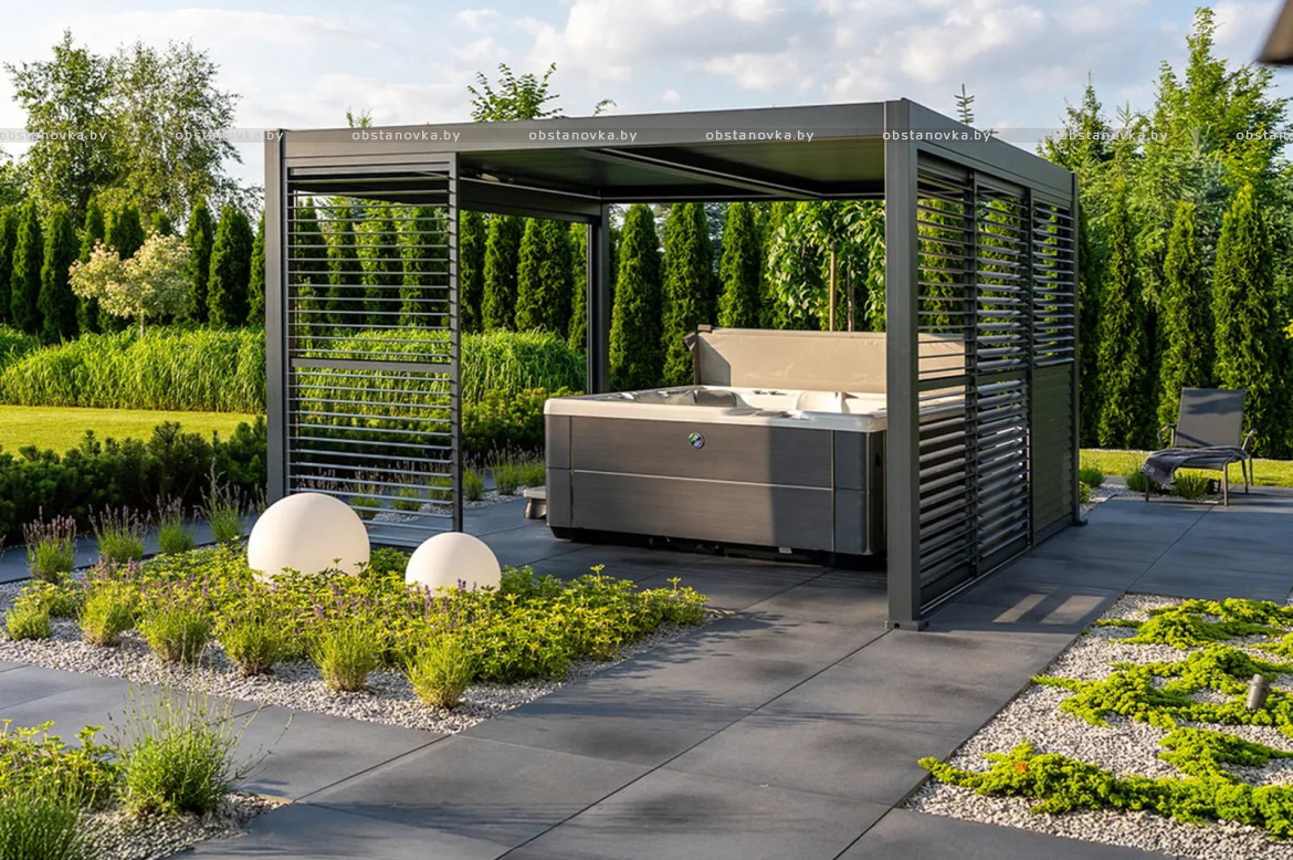 Тосканский пейзаж легко узнаваем, и его почти невозможно забыть. Ухоженные поля, виноградники до горизонта, приятное солнце и теплая палитра земли формируют визуальный код региона. Охристые, песочные и выгоревшие бежевые оттенки, фактура камня и черепицы, естественная зелень создают среду, в которой архитектура и природа существуют как единое целое. Неудивительно, что тосканская эстетика часто становится источником вдохновения для частных проектов. Для дизайнера терраса в тосканском стиле — это не буквальная стилизация, а грамотная интерпретация атмосферы: спокойной, наполненной светом и ориентированной на совместное времяпрепровождение. Хорошо спроектированная терраса становится продолжением дома и сада, пространством для общения, отдыха и приема пищи. В Тоскане именно открытые зоны традиционно выполняют роль семейного центра. Этот принцип легко адаптировать и в наших климатических условиях. Фото 2 Базовые принципы тосканской террасы • натуральные или визуально честные материалы • мебель, рассчитанная на ком Тосканский пейзаж легко узнаваем, и его почти невозможно забыть. Ухоженные поля, виноградники до горизонта, приятное солнце и теплая палитра земли формируют визуальный код региона. Охристые, песочные и выгоревшие бежевые оттенки, фактура камня и черепицы, естественная зелень создают среду, в которой архитектура и природа существуют как единое целое. Неудивительно, что тосканская эстетика часто становится источником вдохновения для частных проектов. Для дизайнера терраса в тосканском стиле — это не буквальна