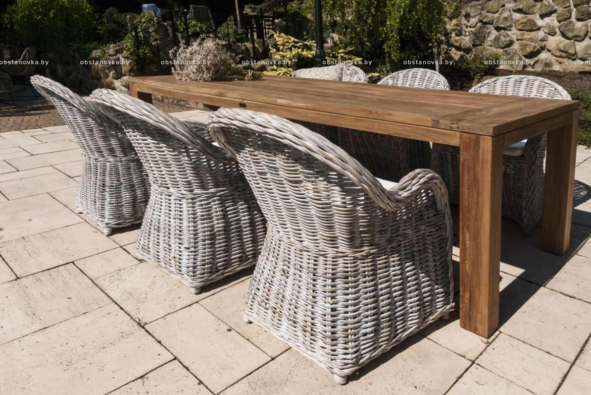 Тосканский пейзаж легко узнаваем, и его почти невозможно забыть. Ухоженные поля, виноградники до горизонта, приятное солнце и теплая палитра земли формируют визуальный код региона. Охристые, песочные и выгоревшие бежевые оттенки, фактура камня и черепицы, естественная зелень создают среду, в которой архитектура и природа существуют как единое целое. Неудивительно, что тосканская эстетика часто становится источником вдохновения для частных проектов. Для дизайнера терраса в тосканском стиле — это не буквальная стилизация, а грамотная интерпретация атмосферы: спокойной, наполненной светом и ориентированной на совместное времяпрепровождение. Хорошо спроектированная терраса становится продолжением дома и сада, пространством для общения, отдыха и приема пищи. В Тоскане именно открытые зоны традиционно выполняют роль семейного центра. Этот принцип легко адаптировать и в наших климатических условиях. Фото 2 Базовые принципы тосканской террасы • натуральные или визуально честные материалы • мебель, рассчитанная на ком Тосканский пейзаж легко узнаваем, и его почти невозможно забыть. Ухоженные поля, виноградники до горизонта, приятное солнце и теплая палитра земли формируют визуальный код региона. Охристые, песочные и выгоревшие бежевые оттенки, фактура камня и черепицы, естественная зелень создают среду, в которой архитектура и природа существуют как единое целое. Неудивительно, что тосканская эстетика часто становится источником вдохновения для частных проектов. Для дизайнера терраса в тосканском стиле — это не буквальна