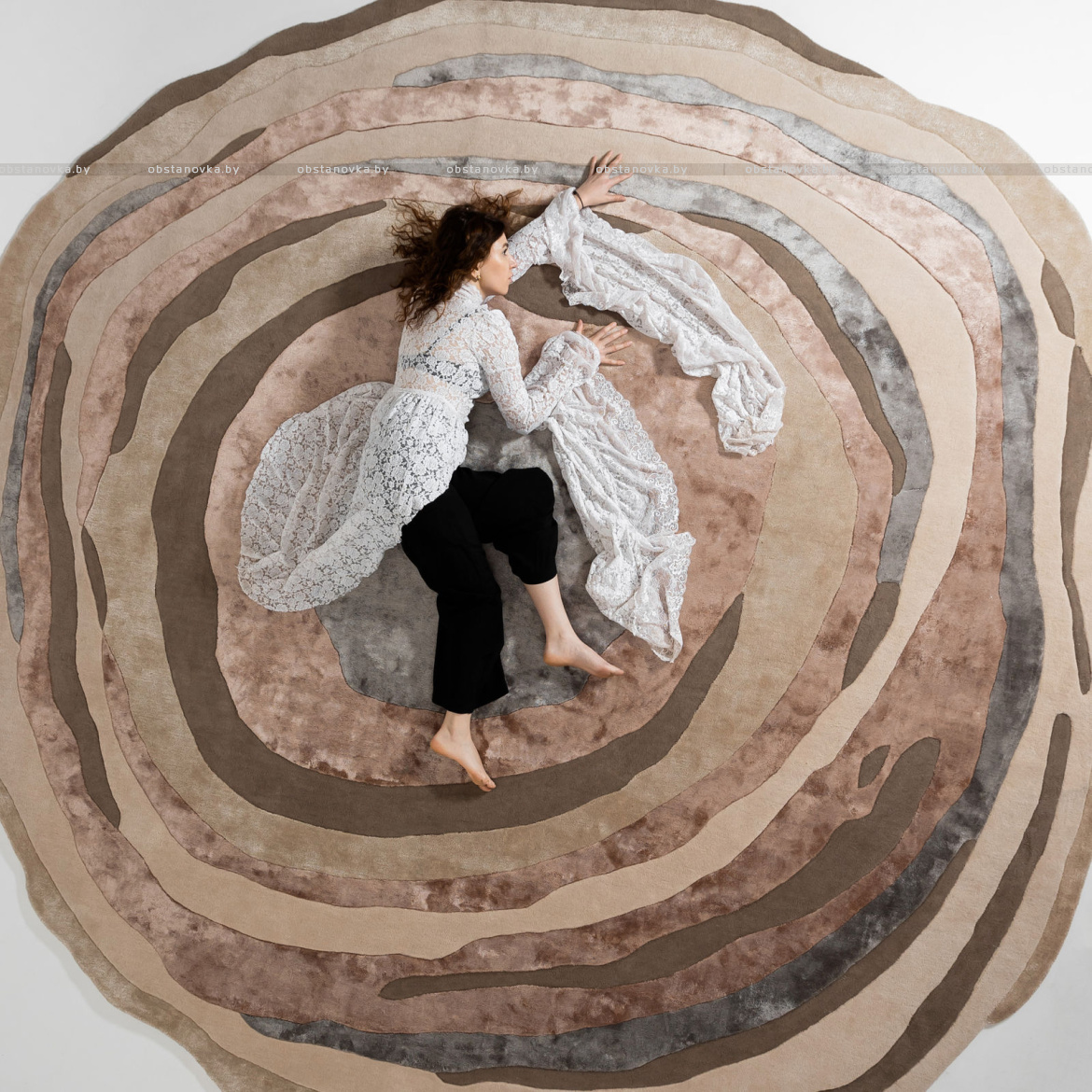 Новая органическая эстетика: почему дизайнеры интерьеров выбирают ковры свободной формы