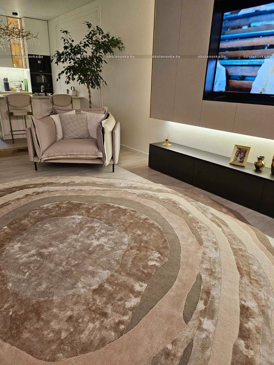 Новая органическая эстетика: почему дизайнеры интерьеров выбирают ковры свободной формы