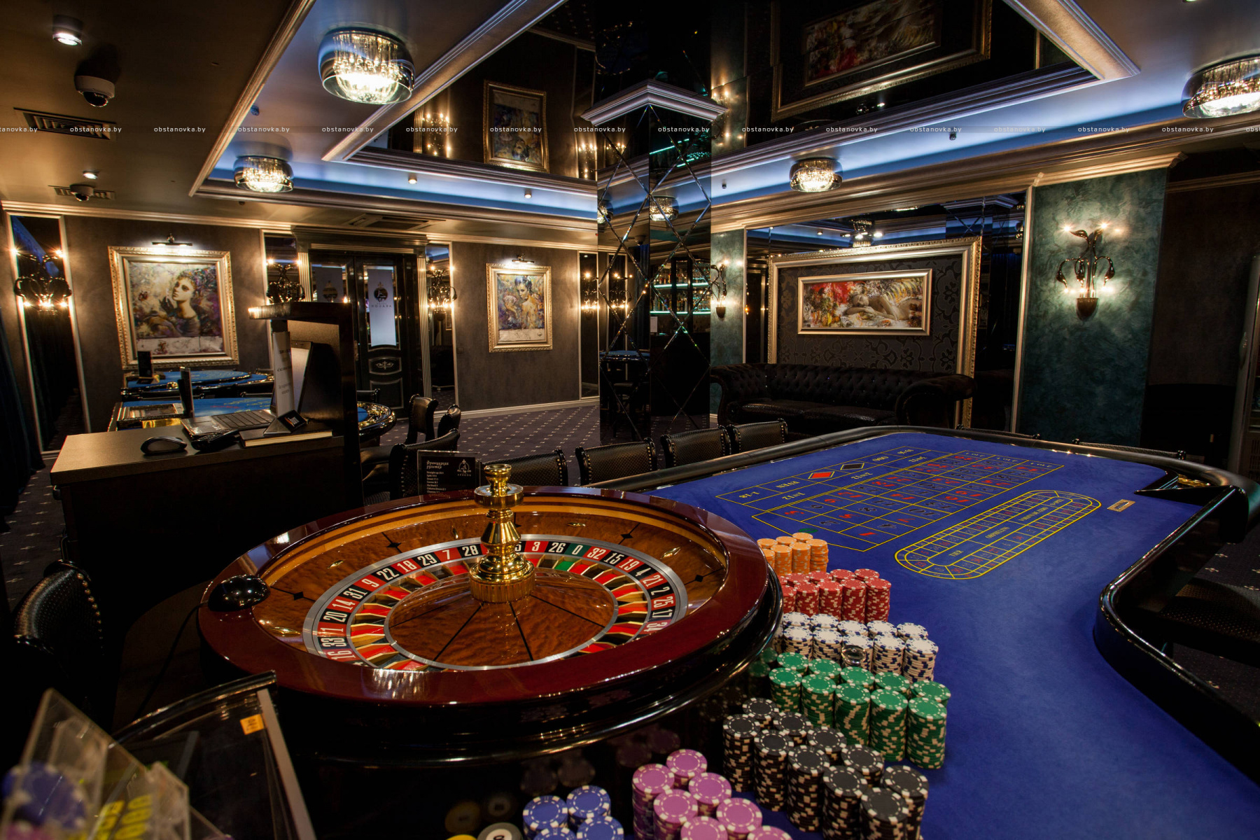 Retro casino играть на деньги. Покерный зал казино Лас Вегас. Казино интерьер. Казино комната. Интерьер в стиле казино.