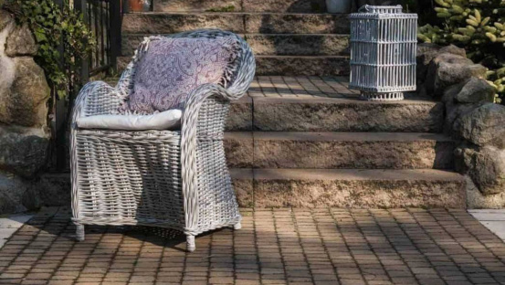 Тосканский пейзаж легко узнаваем, и его почти невозможно забыть. Ухоженные поля, виноградники до горизонта, приятное солнце и теплая палитра земли формируют визуальный код региона. Охристые, песочные и выгоревшие бежевые оттенки, фактура камня и черепицы, естественная зелень создают среду, в которой архитектура и природа существуют как единое целое. Неудивительно, что тосканская эстетика часто становится источником вдохновения для частных проектов. Для дизайнера терраса в тосканском стиле — это не буквальна