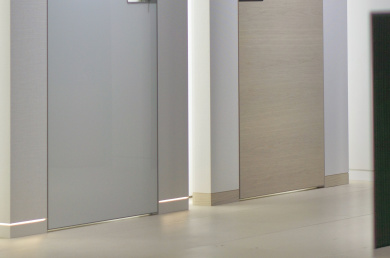 Holzberg: широкое предложение по скрытым и теневым плинтусам