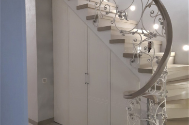 Встроенный шкаф под лестницей в проекте Любань