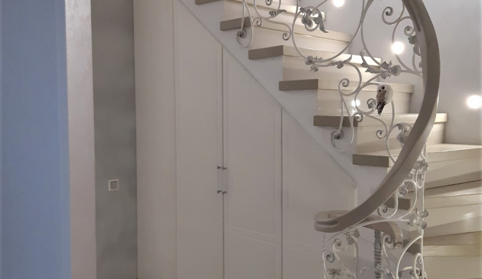 Встроенный шкаф под лестницей в проекте Любань