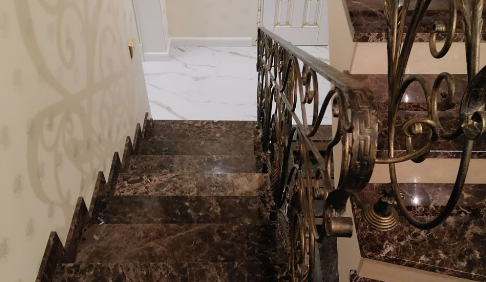 Лестница из мрамора Emperador dark и Crema Marfil