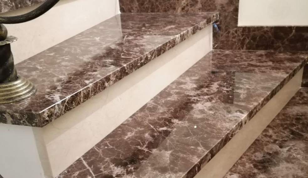 Лестница из мрамора Emperador dark и Crema Marfil