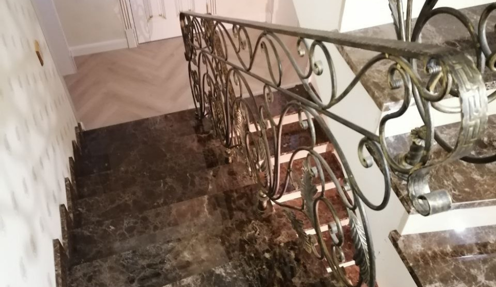 Лестница из мрамора Emperador dark и Crema Marfil
