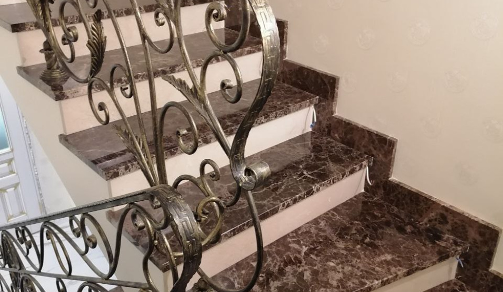 Лестница из мрамора Emperador dark и Crema Marfil